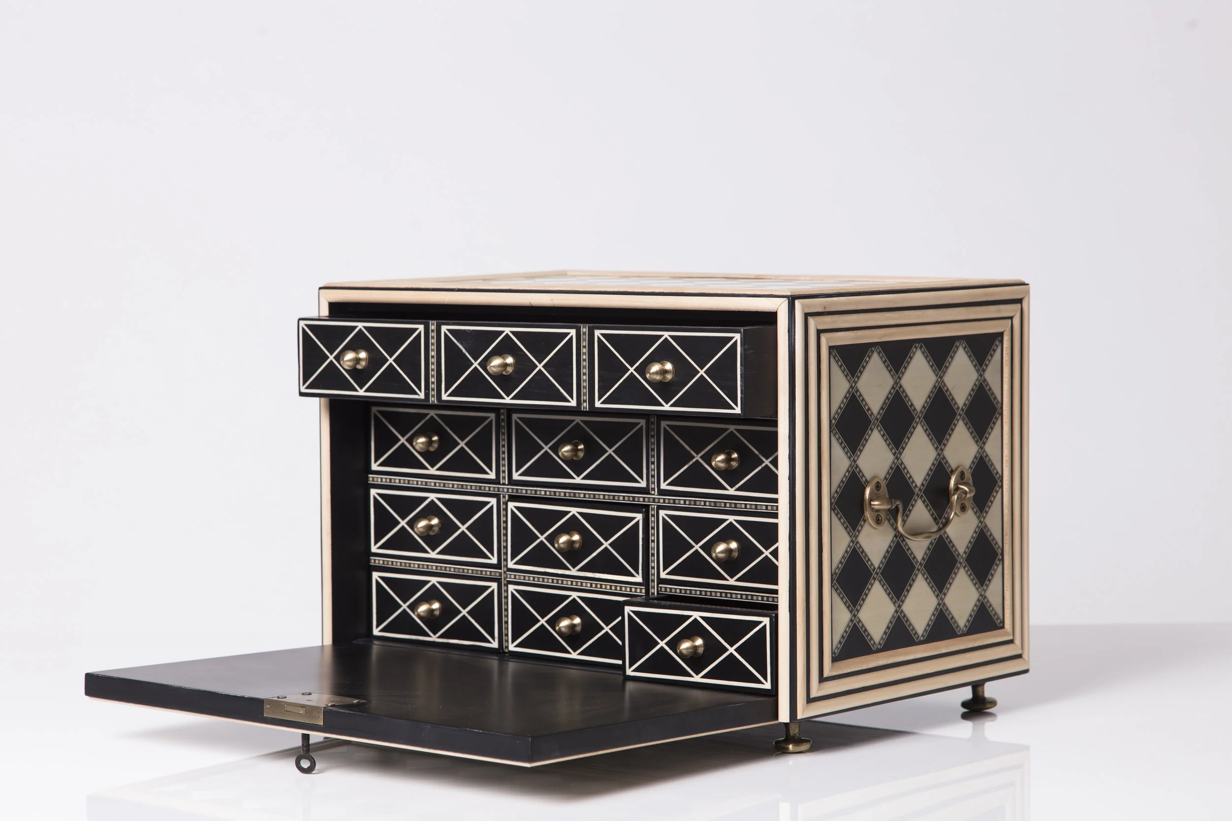 Sibylle Tarazi_Curiosity Cabinets_Oh Boy!_Drawers profile_2017.jpg