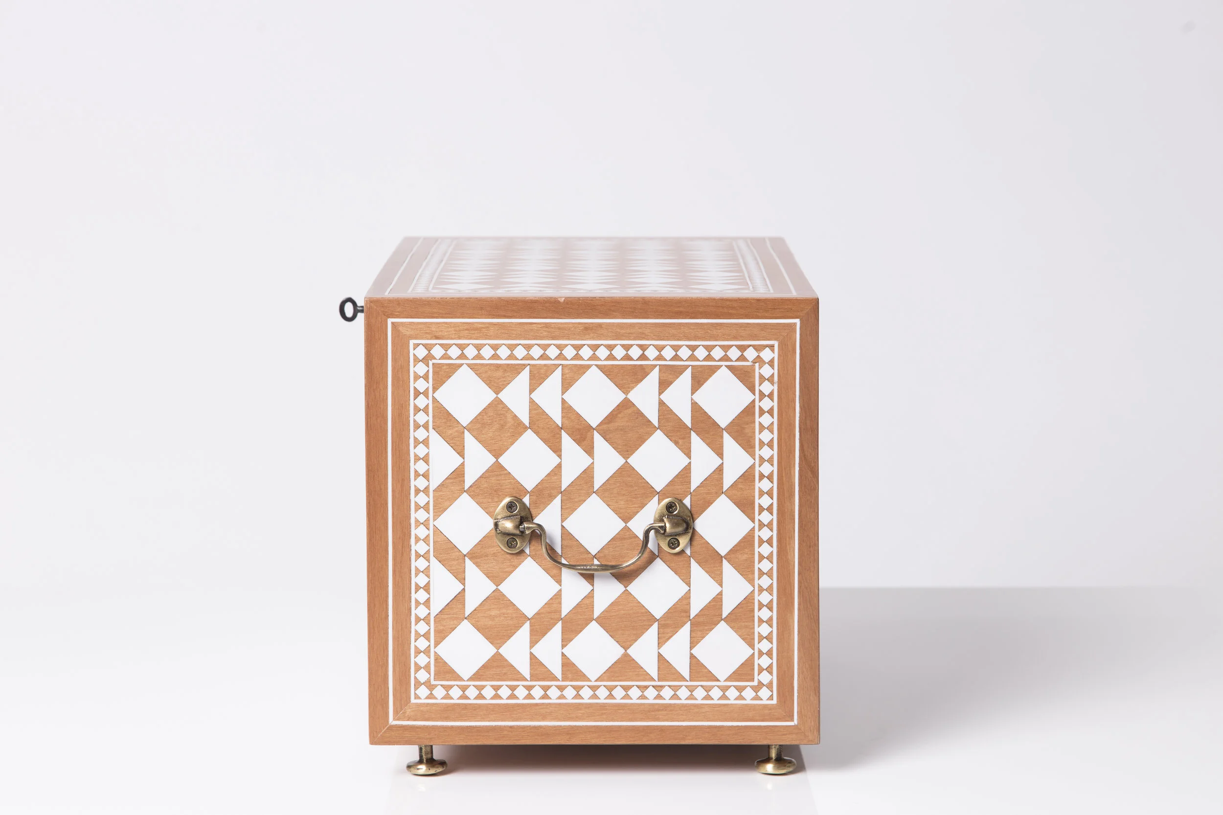 Sibylle Tarazi_Curiosity Cabinets_One and a half_Side_2017.jpg