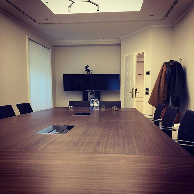 Calm before the storm 🌪 &bull;
&bull;
&bull;
&bull;
&bull;
HS #meeting #workhard #realestate #homestyle  #interiordesign #homedecor #interior #moderplace #contemporary #housedesign #details #luxurylifestyle #goodlife #architecturephotography #archit