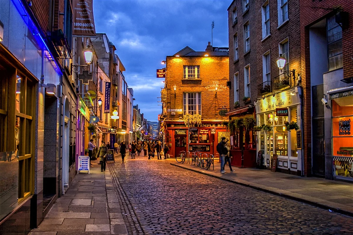 stock-photo-temple-bar-district-in-dublin-at-night-100904953 .jpg