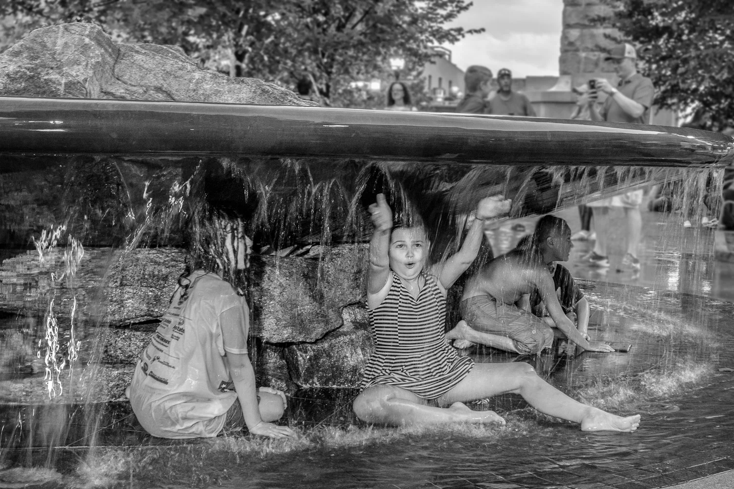 underthefountain-B&W-0817-.jpg