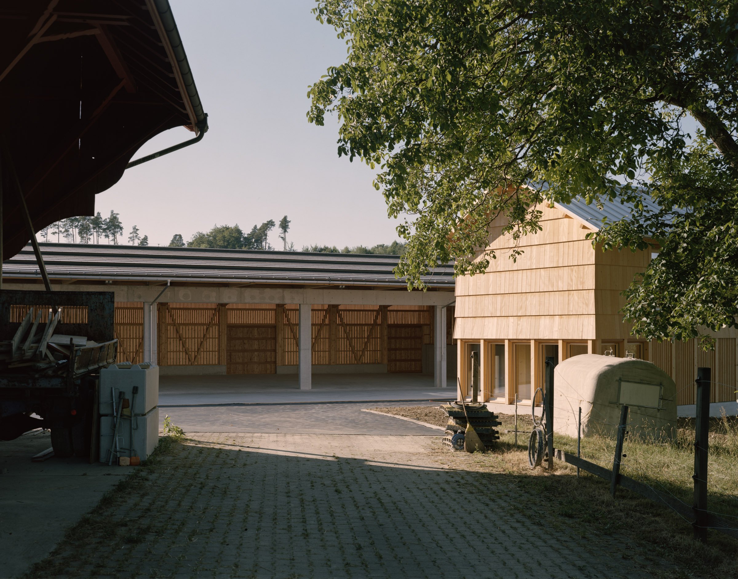 Roggo und Widmer_Kalchrain_Offenfrontstall und Nebengebäude_Low-Res-38.jpg