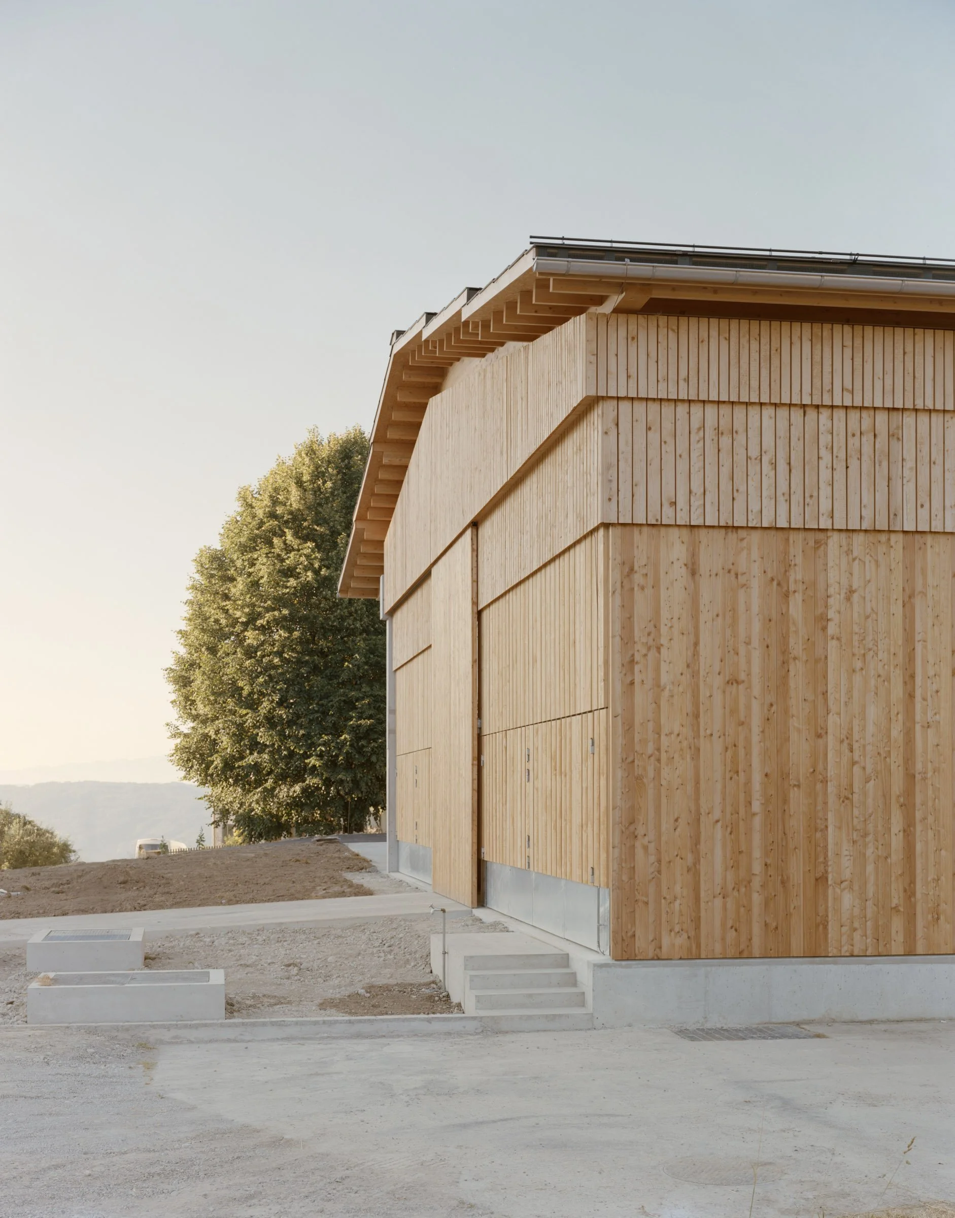 Roggo und Widmer_Kalchrain_Offenfrontstall und Nebengebäude_Low-Res-8.jpg