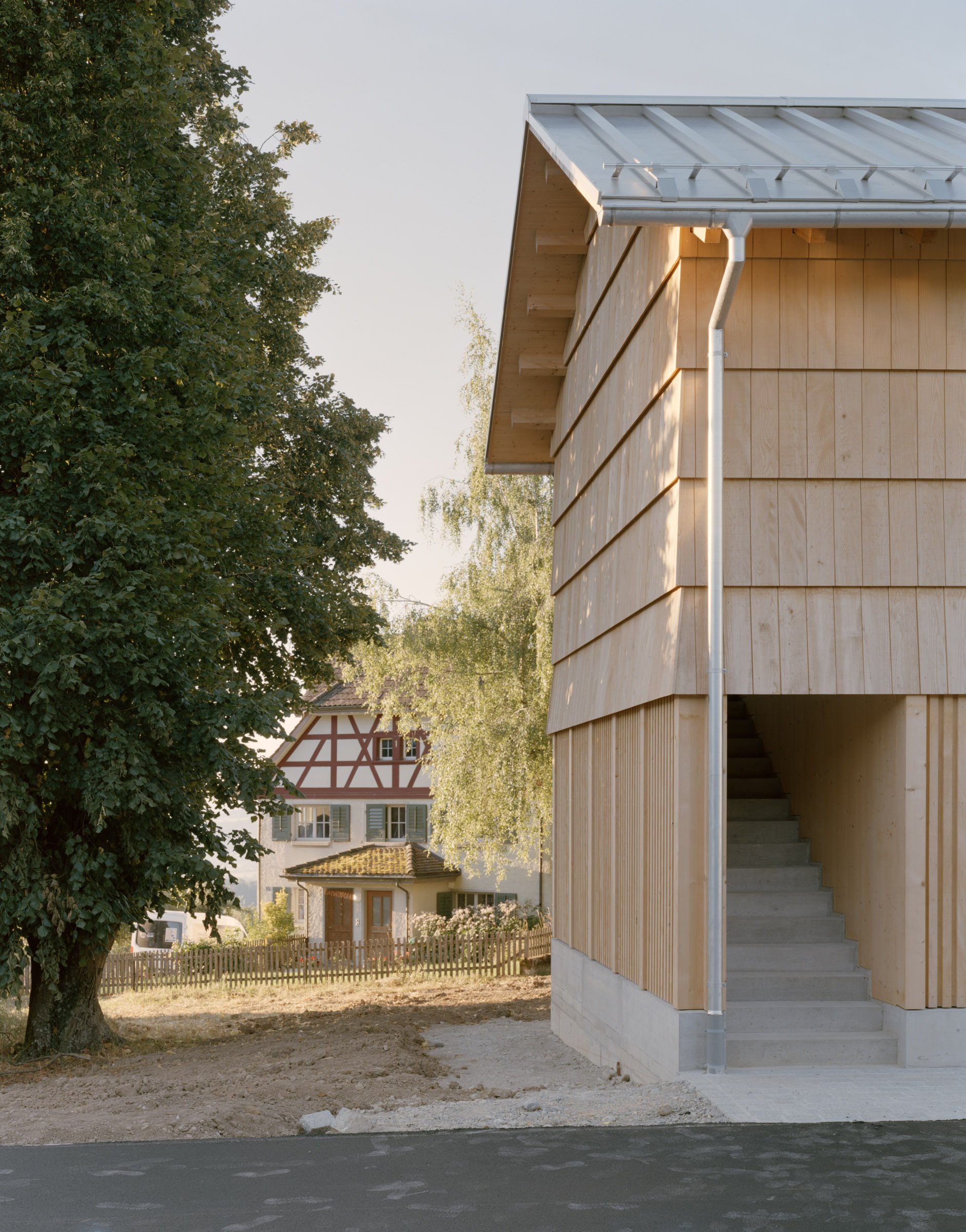 Roggo und Widmer_Kalchrain_Offenfrontstall und Nebengebäude_Low-Res-15.jpg