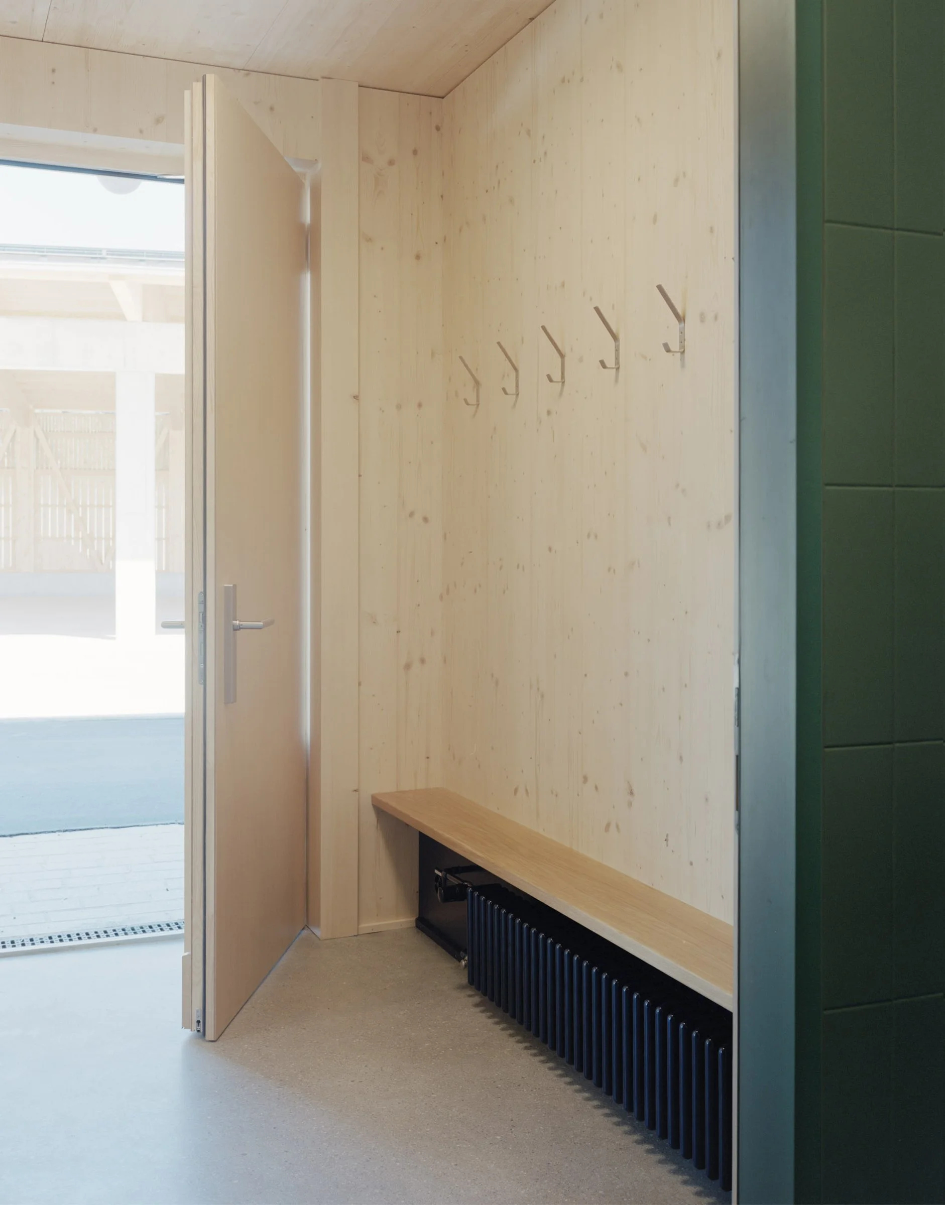 Roggo und Widmer_Kalchrain_Offenfrontstall und Nebengebäude_Low-Res-30_.jpg