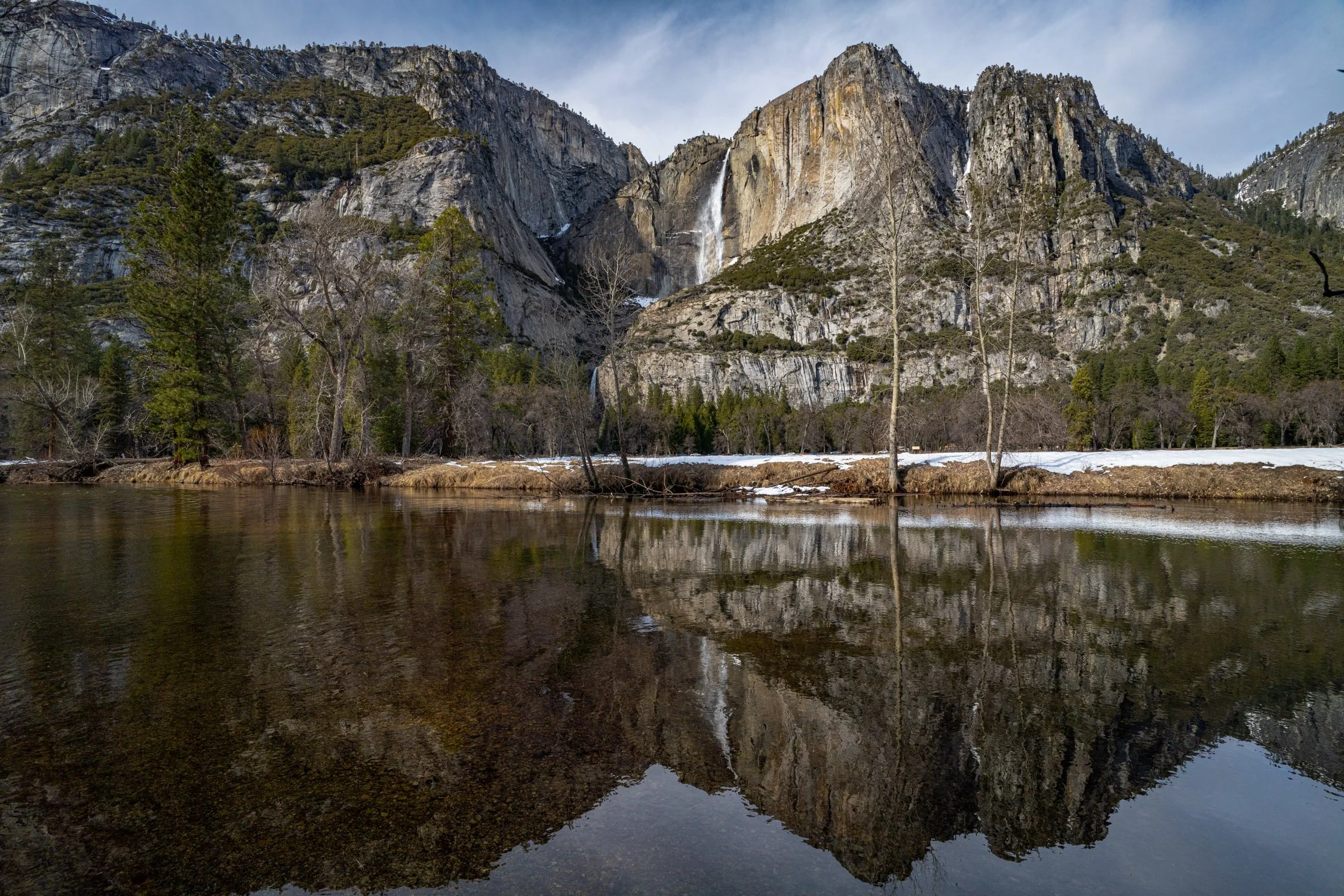 How to Enjoy the Merced River Bank in Yosemite National Park