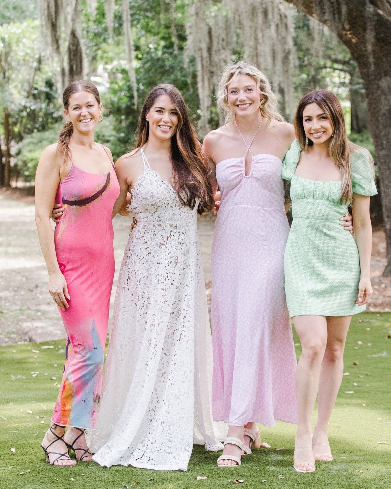 Nicole encouraged her friends to wear color to her elopement and they delivered! I love when guests get fun with vivid hues! ✨🩷🤍💜💚