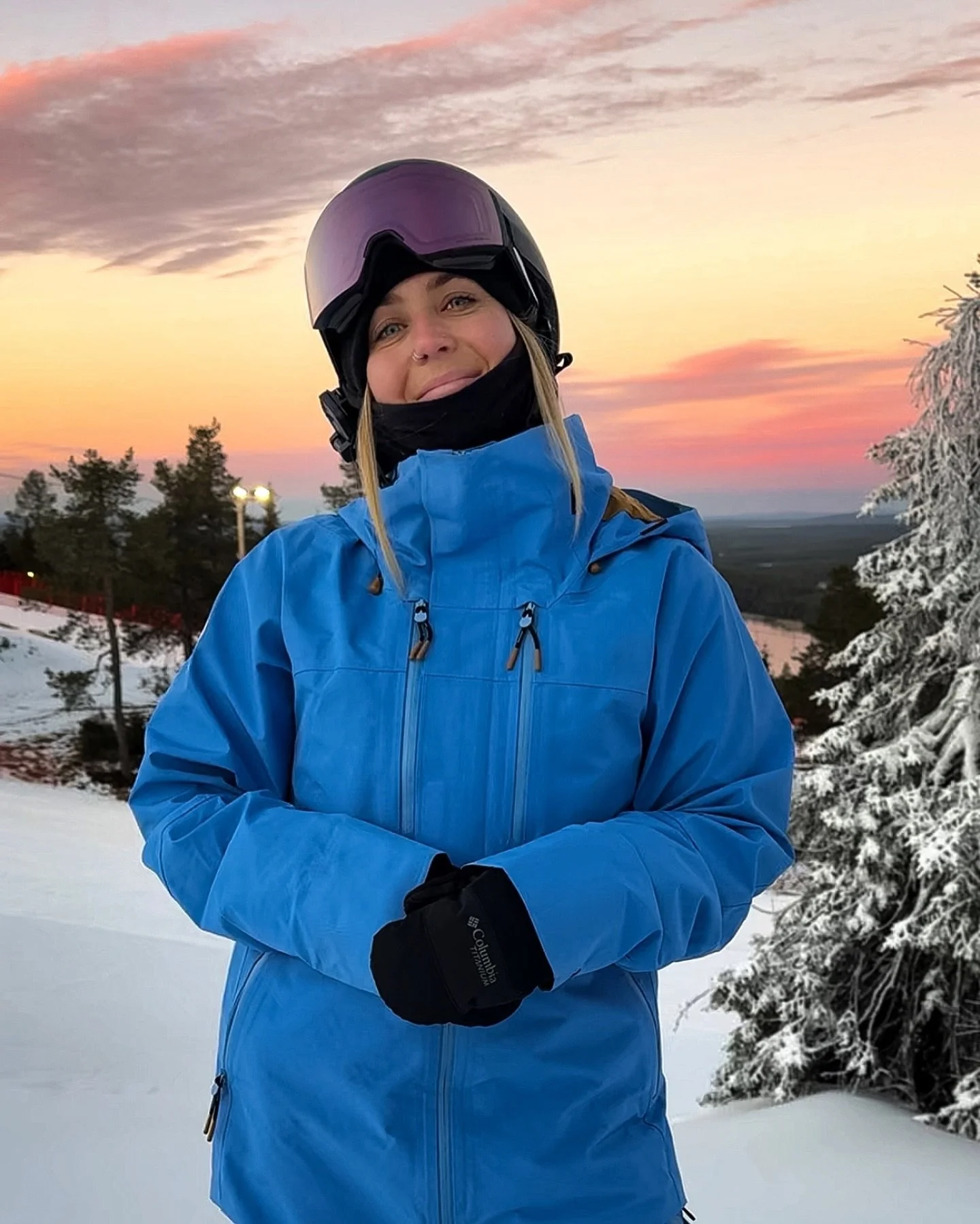Snowboarding in Finland ✅

It may get dark at like 4 in the afternoon but the 2 hour sunsets are totally worth it! We definitely had early season conditions out here but it was so beautiful that it was impossible not to enjoy yourself.

And I gotta s