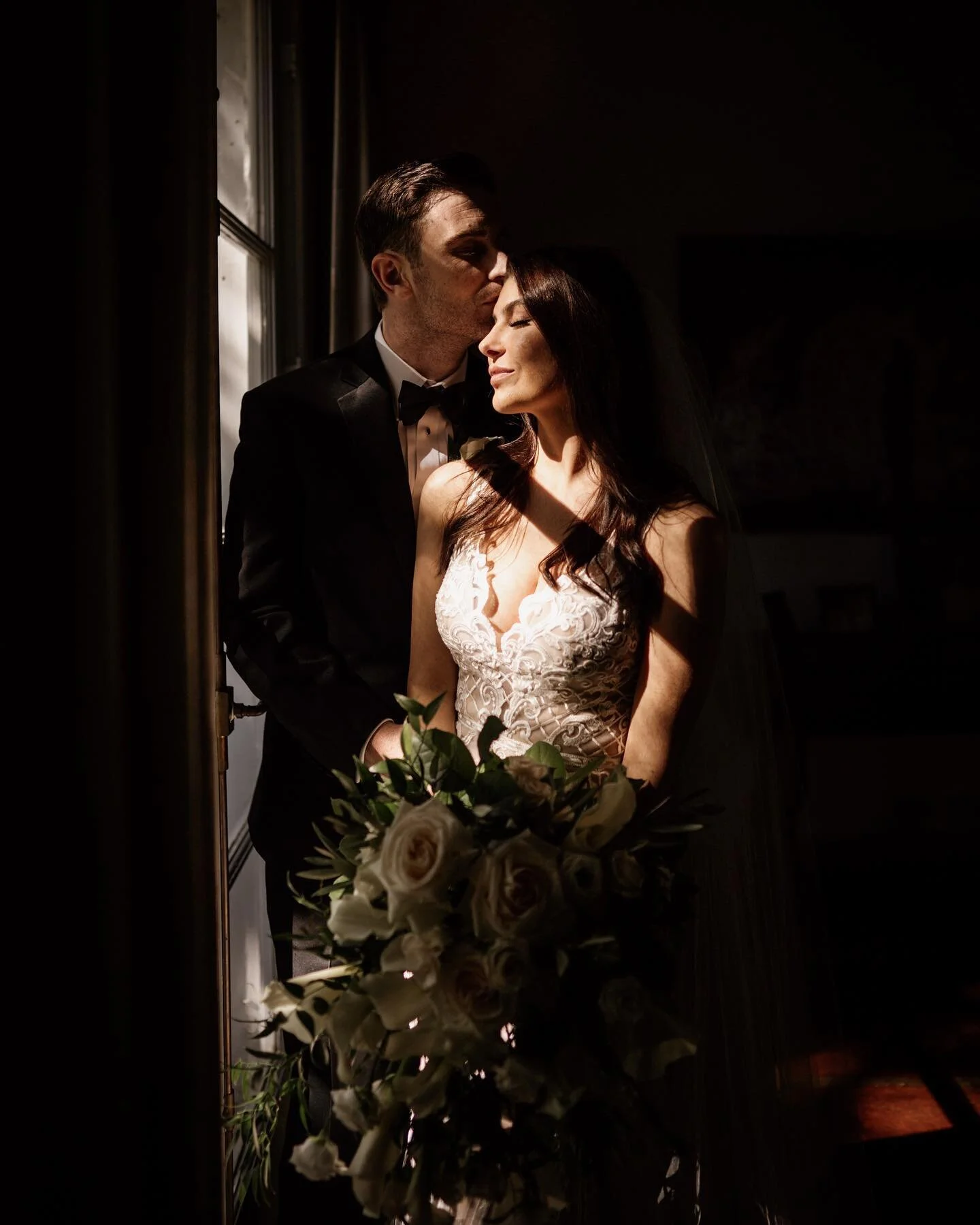 Looking for light is always one of my goals, during a First Look. One of the easiest solution&rsquo;s that have the best results is looking for window light. It softens up the light and also gives us some pattern&rsquo;s that I can use for a frame fo