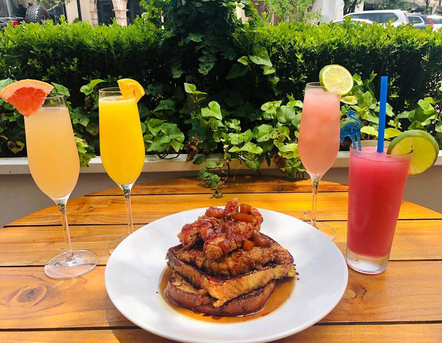 THICK CUT FRENCH TOAST on brioche + old bay fried chicken + bourbon + peaches + hot sauce! YO! Lobster brunch menu served Saturdays and Sundays IN ADDITION to our regular menu items!
&bull;
📷 @kmac_consulting