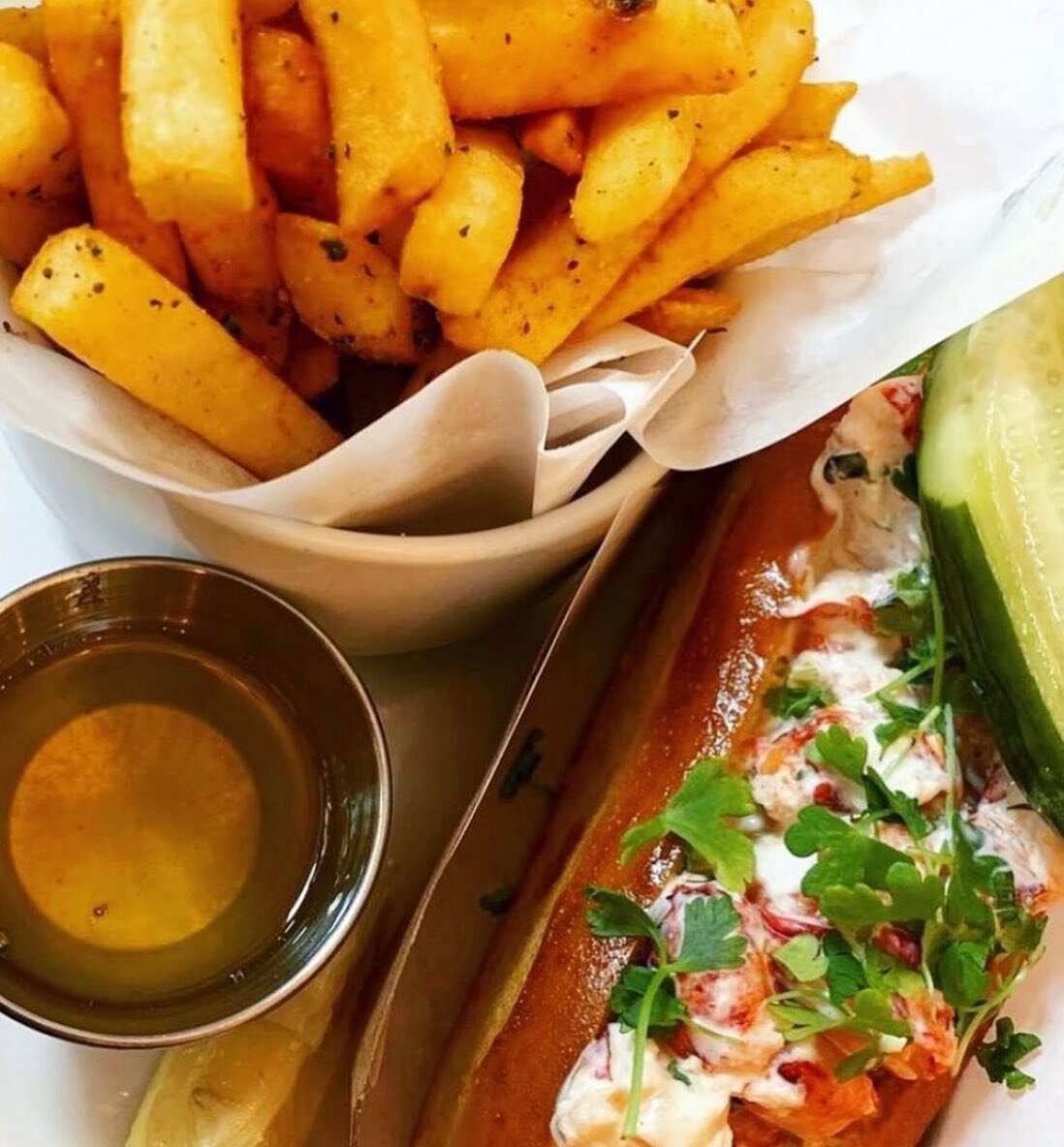 🦞MAINE ROLL🦞chilled native lobster on griddled brioche bun w/ fine herb, micro celery, mayonnaise, lemon, quick pickle and old bay diner fries or creamy cole slaw!
&bull;
📷 @hp_village