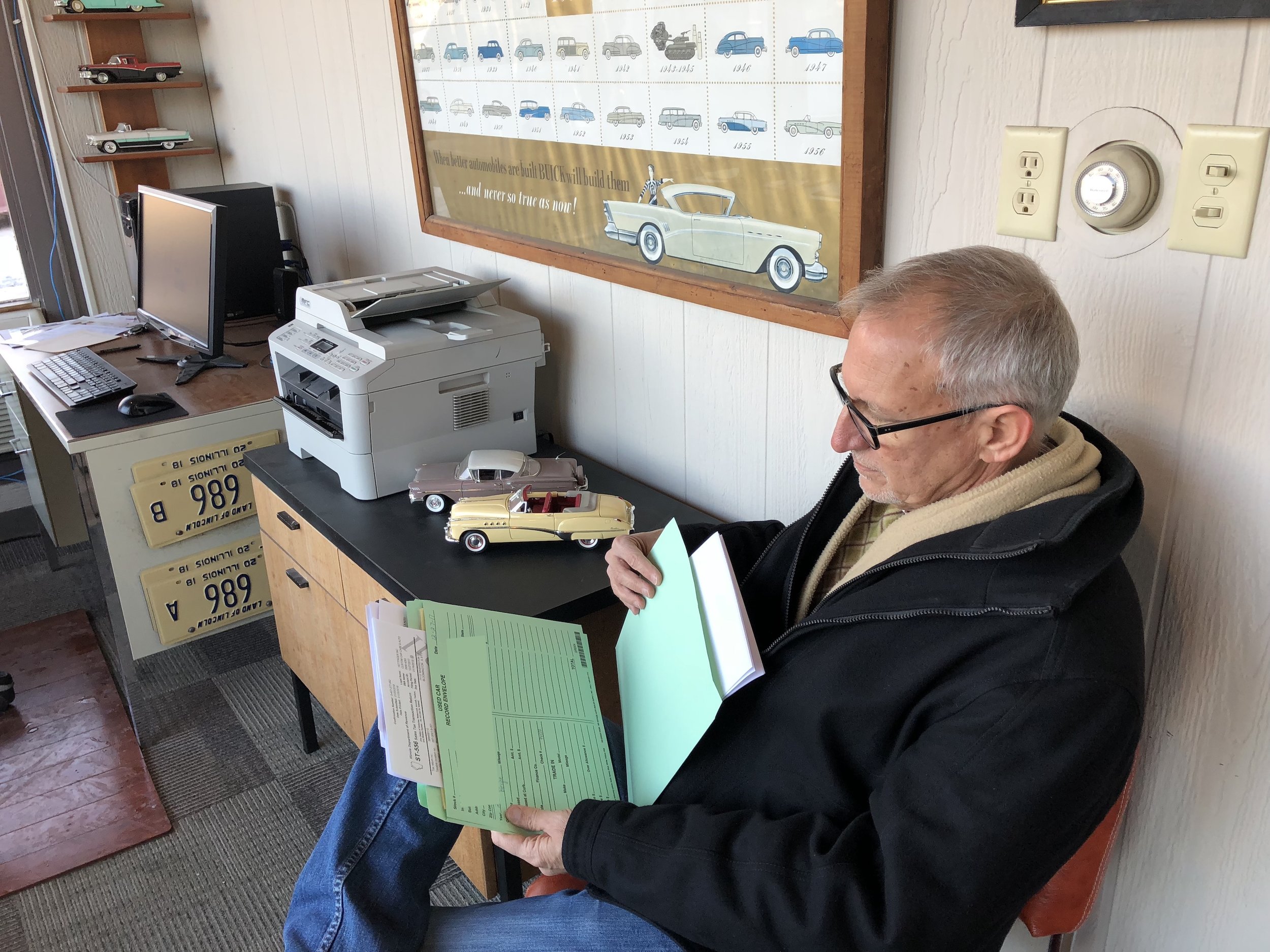 Pete Hettinger of Custom Auto Sales on Washington St. and Clinton St. in Bloomington, IL (Credit: Erik Prenzler)