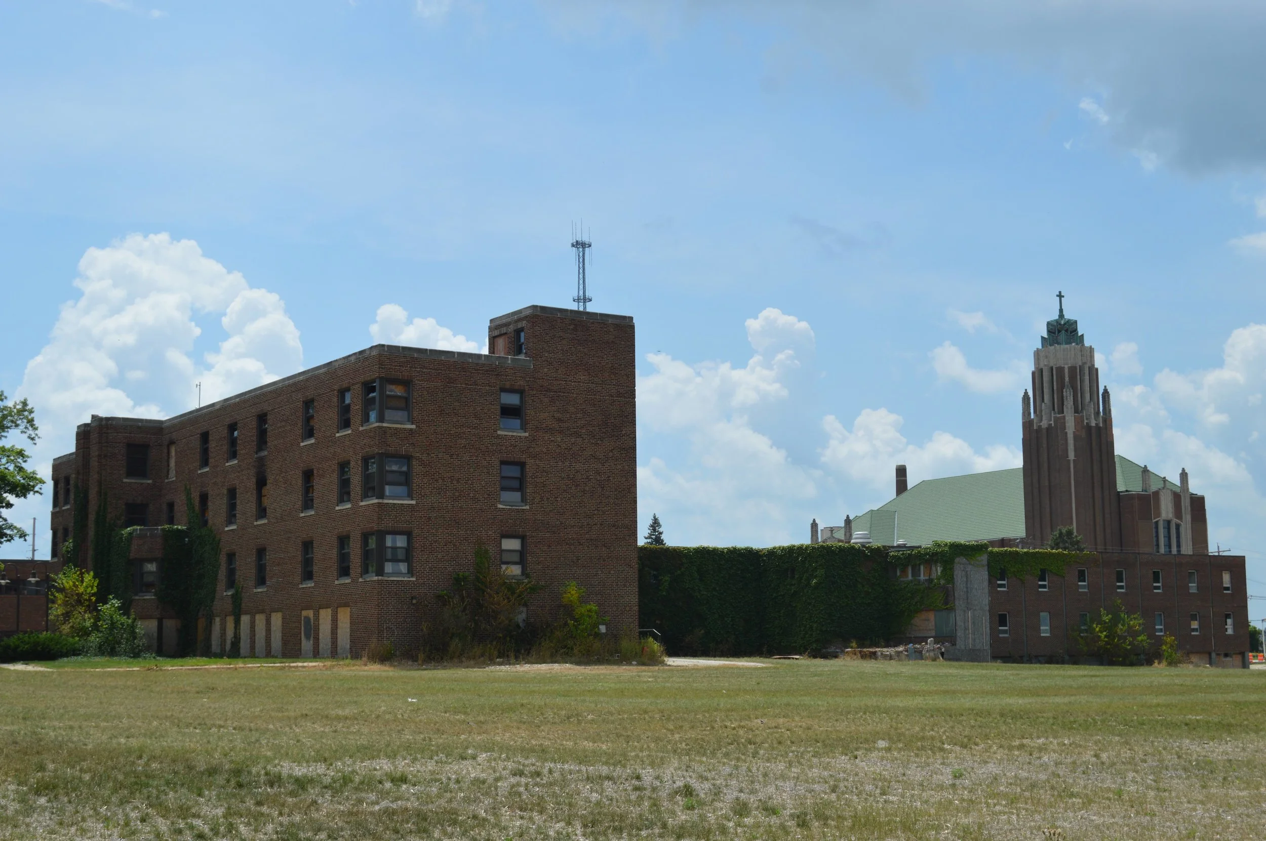 The 4 acres along North Main Street the City of Bloomington and Illinois Wesleyan University plan to market for mixed use development includes the former Mennonite Hospital building, (Photo: Christian Prenzler/AdaptBN)