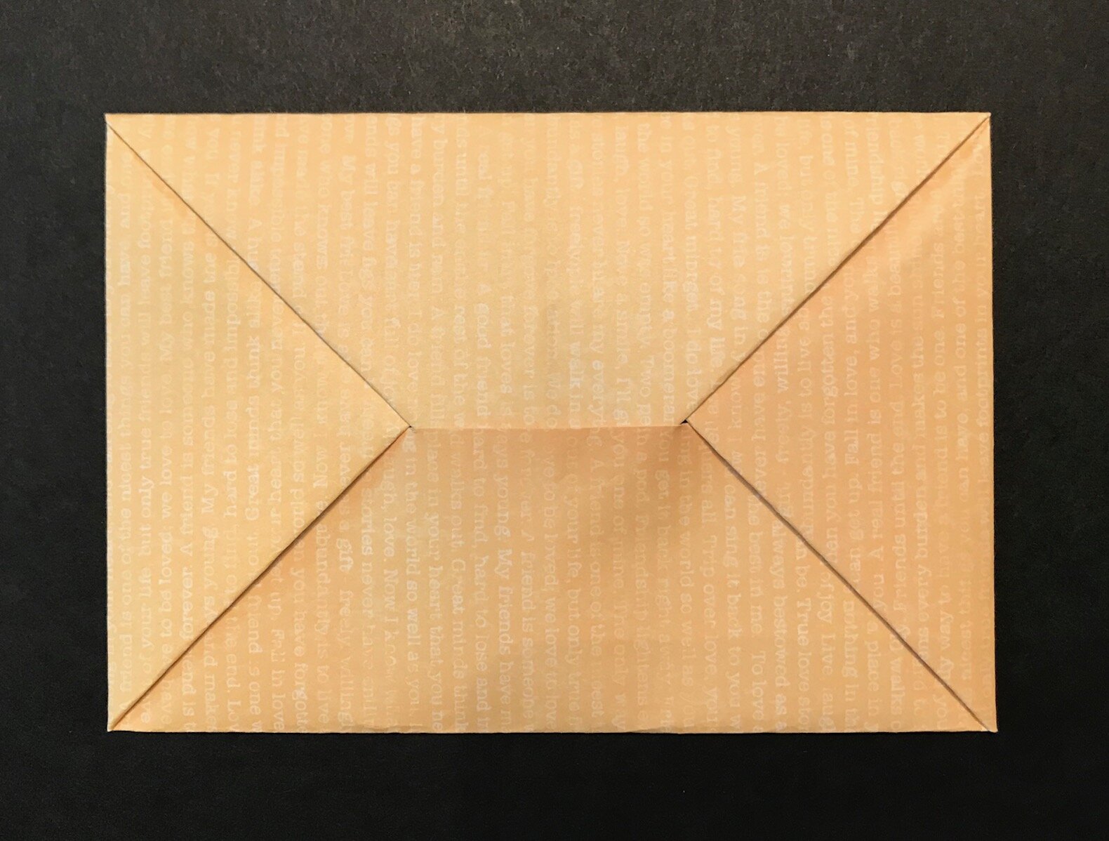  Tuck in your triangular flap into the pocket of your envelope. 
