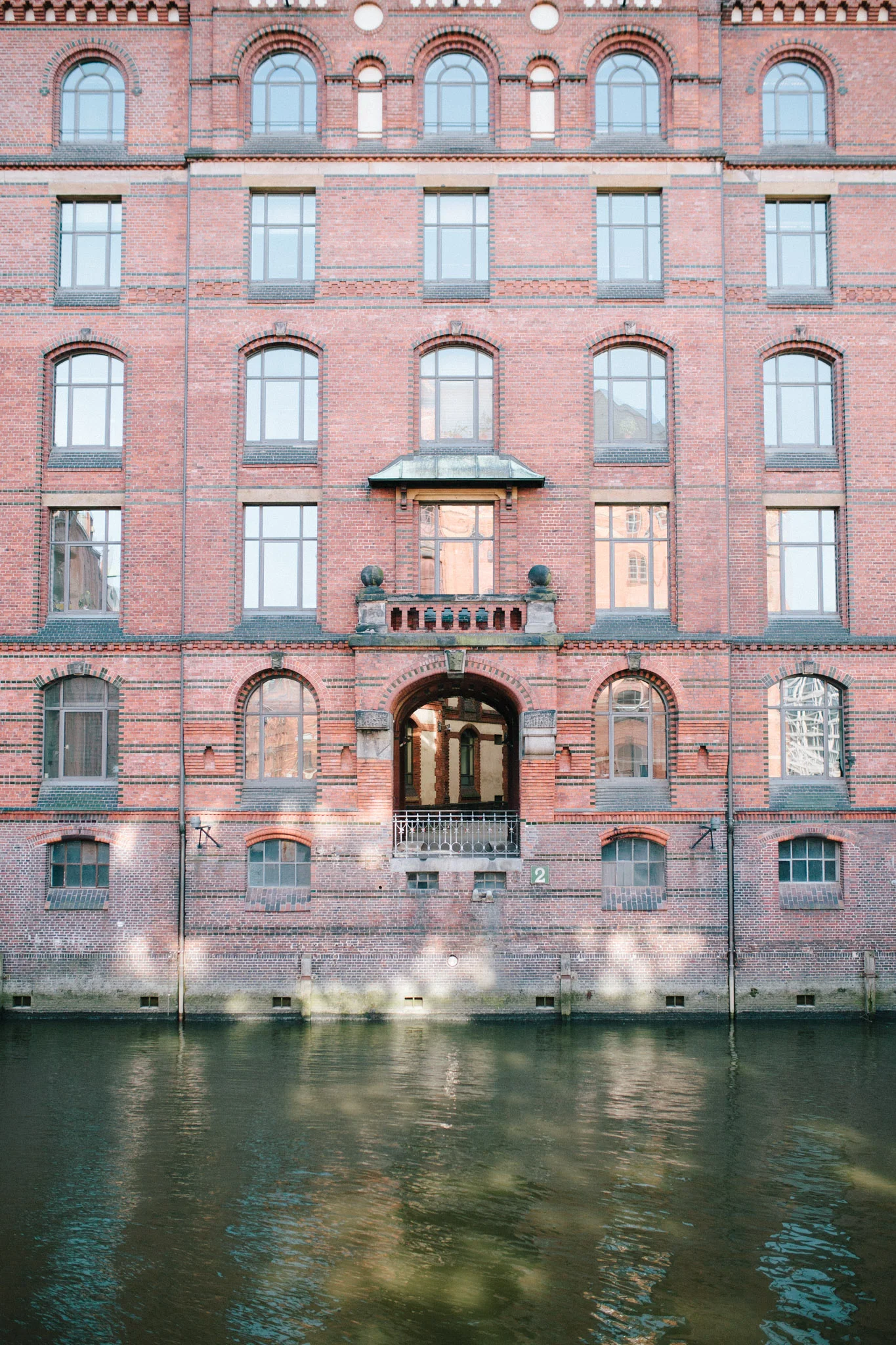 Speicherstadt-Hamburg-Engagement-Pia-Anna-Christian-Wedding-Photography-RJ-3.jpg