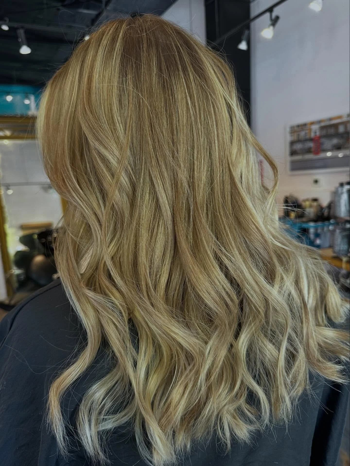 Things are looking bright 😉

@davinescolor 
#salondelmar #santafehair #santafehairstylist #santafesalon #balayge