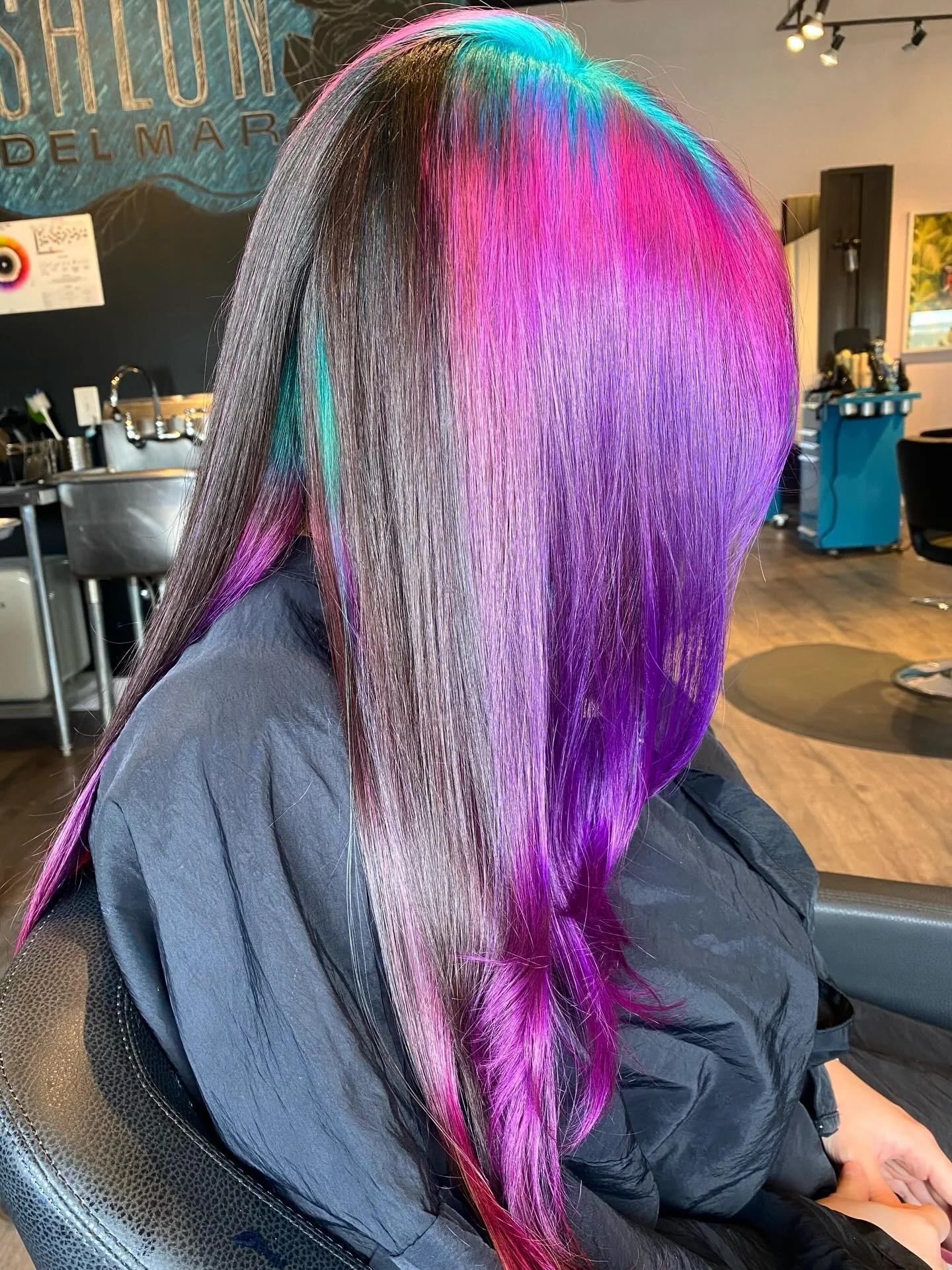 All the right pops in all the right places 

#vibranthair #popsofcolorhair #salondelmar #santafesalon #santafehair 

Color by Jessica
