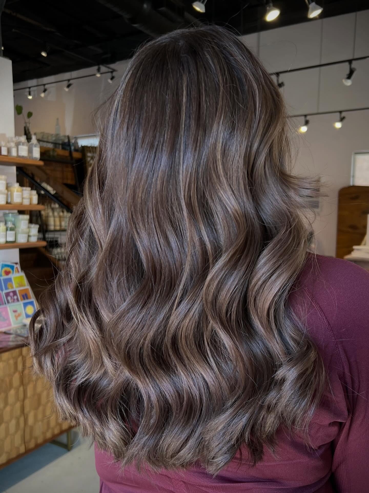 All the right depth in all the right places!

@davinescolor 
Highlights by Kayla 
#salondelmar #santafehair #santafesalon #highlightsondarkhair #highlights