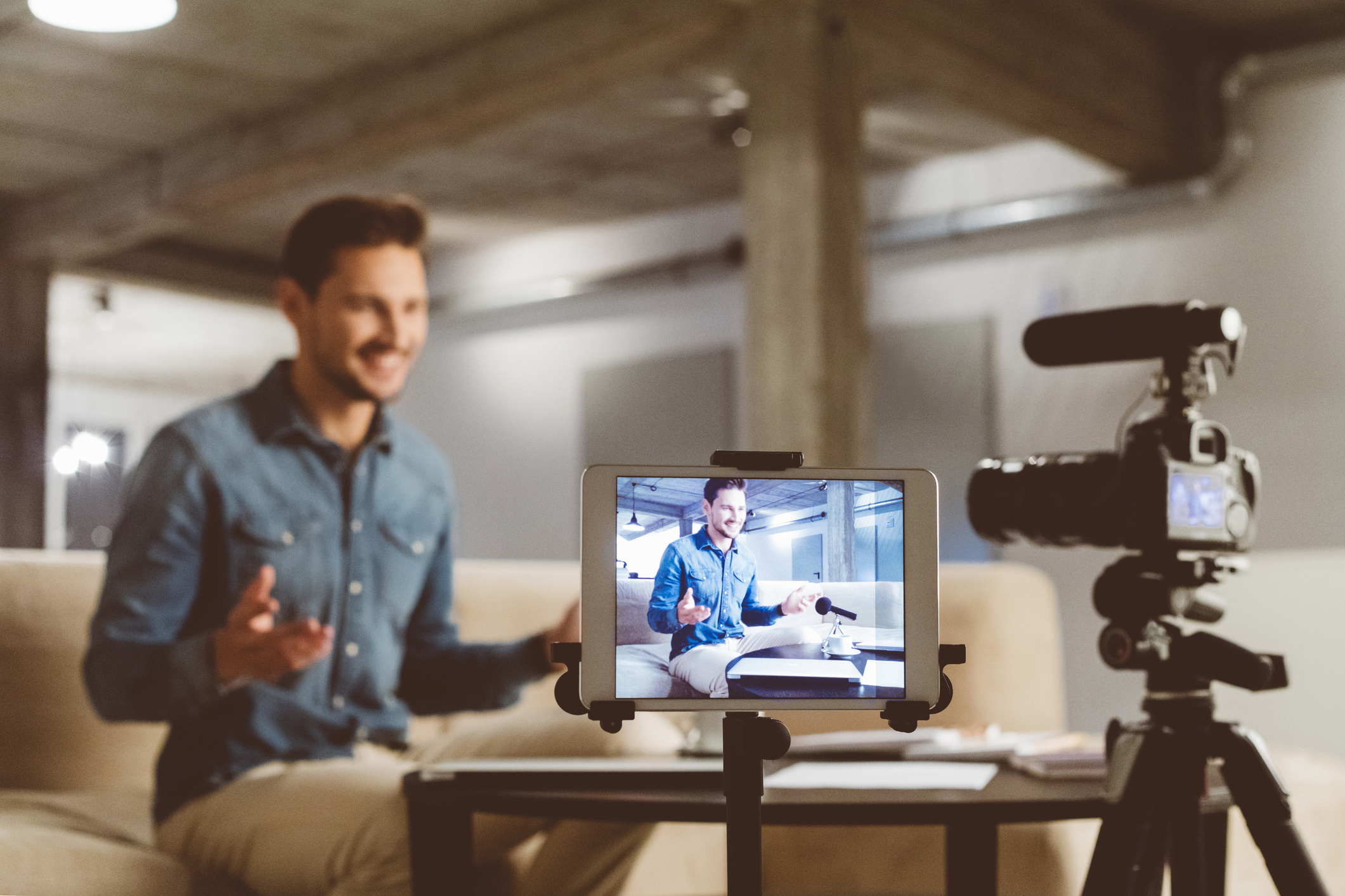 Male-vlogger-recording-content-on-camera-1069993670_2125x1416.jpeg