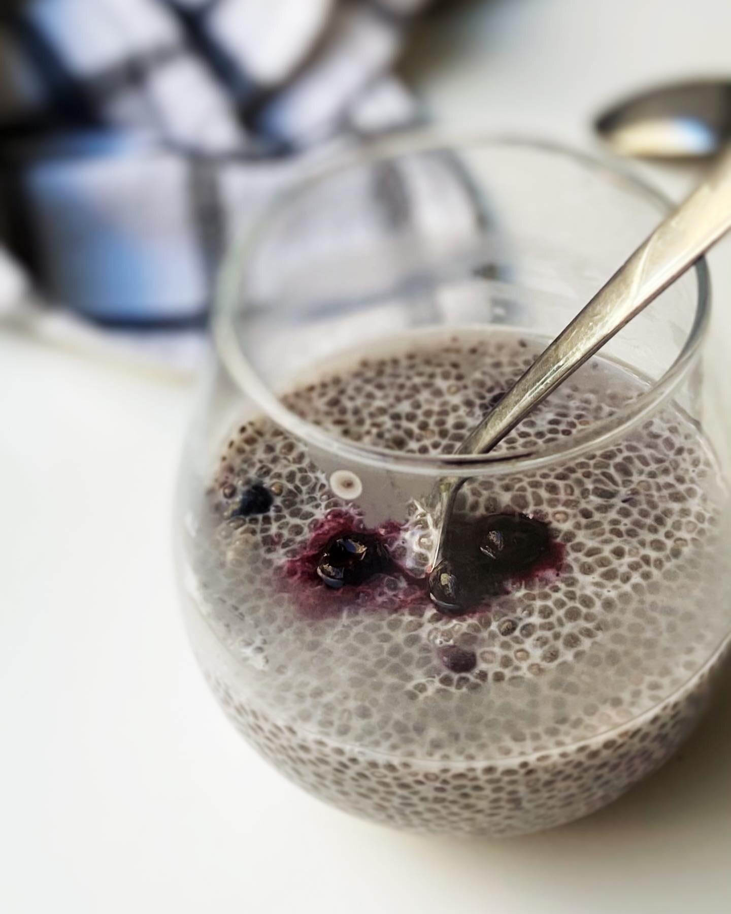 Just a lil chia pudding appreciation post for your Sunday! ☺️ This pretty purple pudding owes its color to frozen blueberries 🫐 &amp; its flavor to @traderjoes Blueberry Lavender Almond Beverage 🥛 Have you tried it before? It&rsquo;s probably my fa