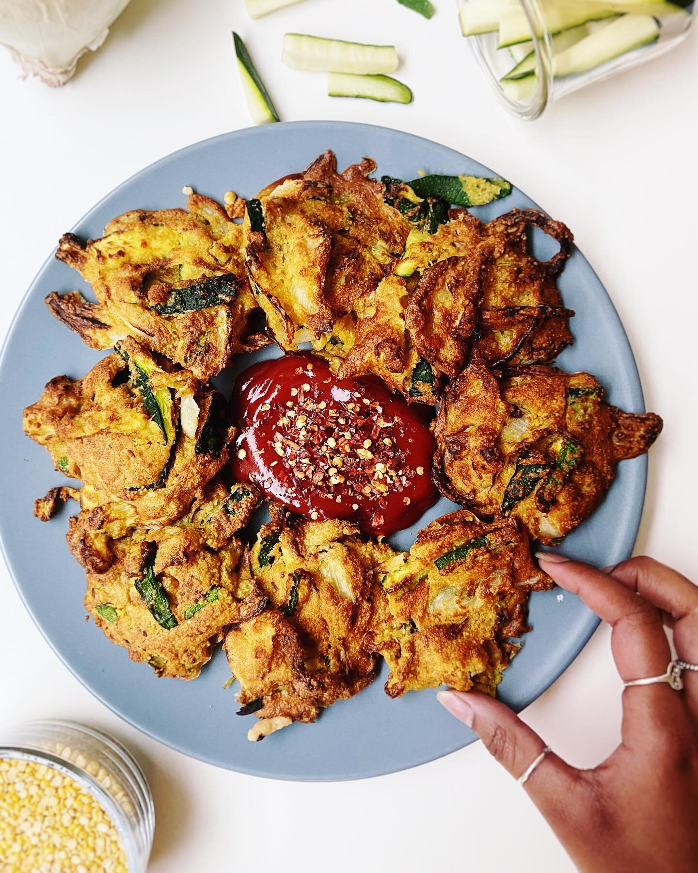 NEW on the blog is the recipe for these ✨Air Fryer Zucchini &amp; Onion Pakoras✨ I made on @janeunchainednews&rsquo; LunchBreakLIVE last week! Pakoras are a favorite snack across many South Asian cuisines &amp; they are naturally plant-based! The tra