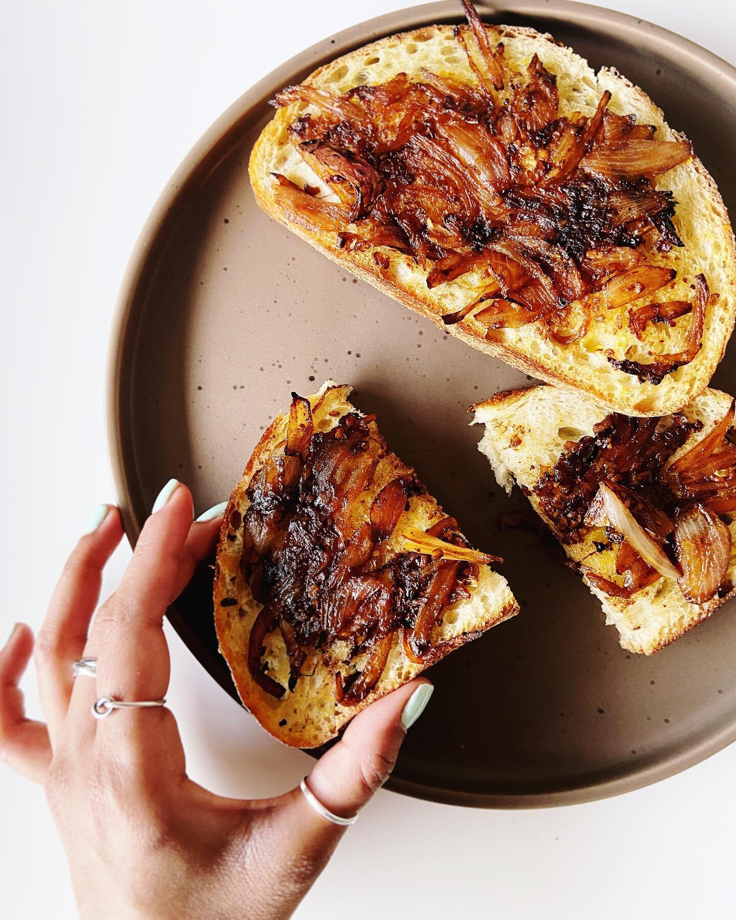 French Onion Toast: for when you&rsquo;re craving French onion soup but can&rsquo;t be bothered to labor through that entire process. This toast is like the fancy elder cousin of garlic bread &amp; it&rsquo;s made with just a few simple ingredients (