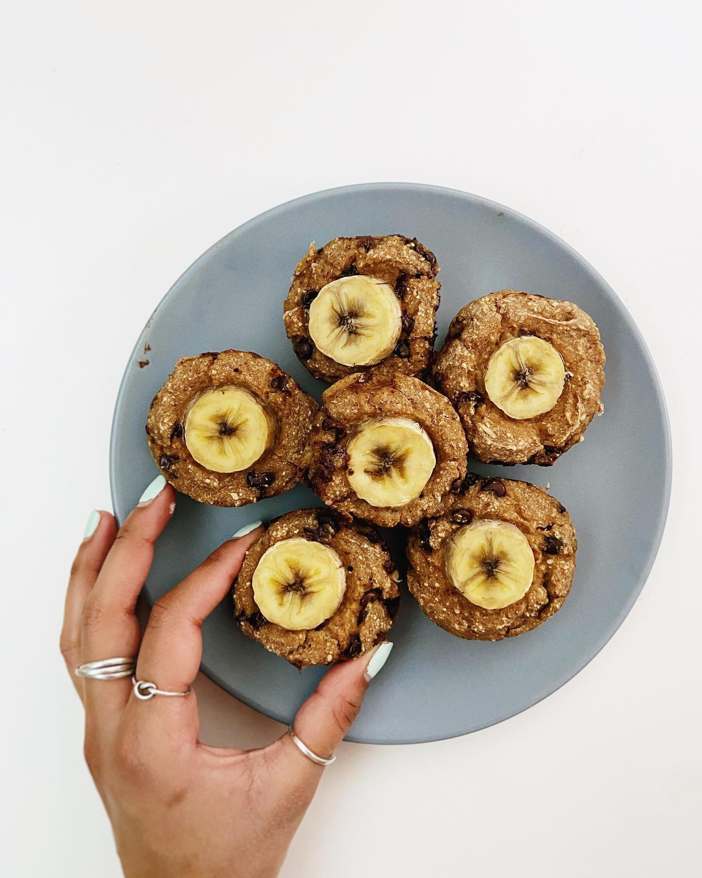 In case you haven&rsquo;t come to the realization yourself, oats are magical &amp; can transform into whatever you want them to be &mdash; milk 🥛, cake 🧁, &amp; even ✨Chocolate Chip Banana Bread Baked Oat Muffins✨ Sounds like a mouthful but these b