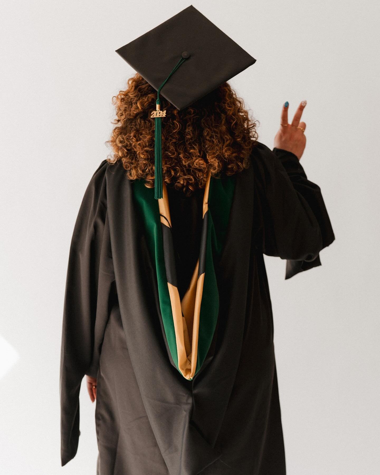 Starting the week with smiles as bright as these graduation moments captured in our downtown studio! 🎓✨ Happy Monday, everyone! Let&rsquo;s embrace the week ahead with love and celebration! 
📸: @adornmentphoto