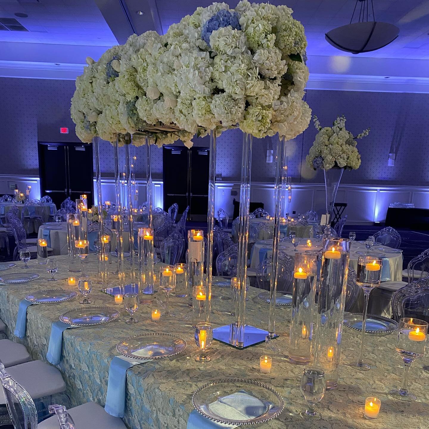 What a beautiful tablescape! Thanks so much @lamasflorist  for providing the decor!
#detroitweddingplanner #michiganweddingplanner