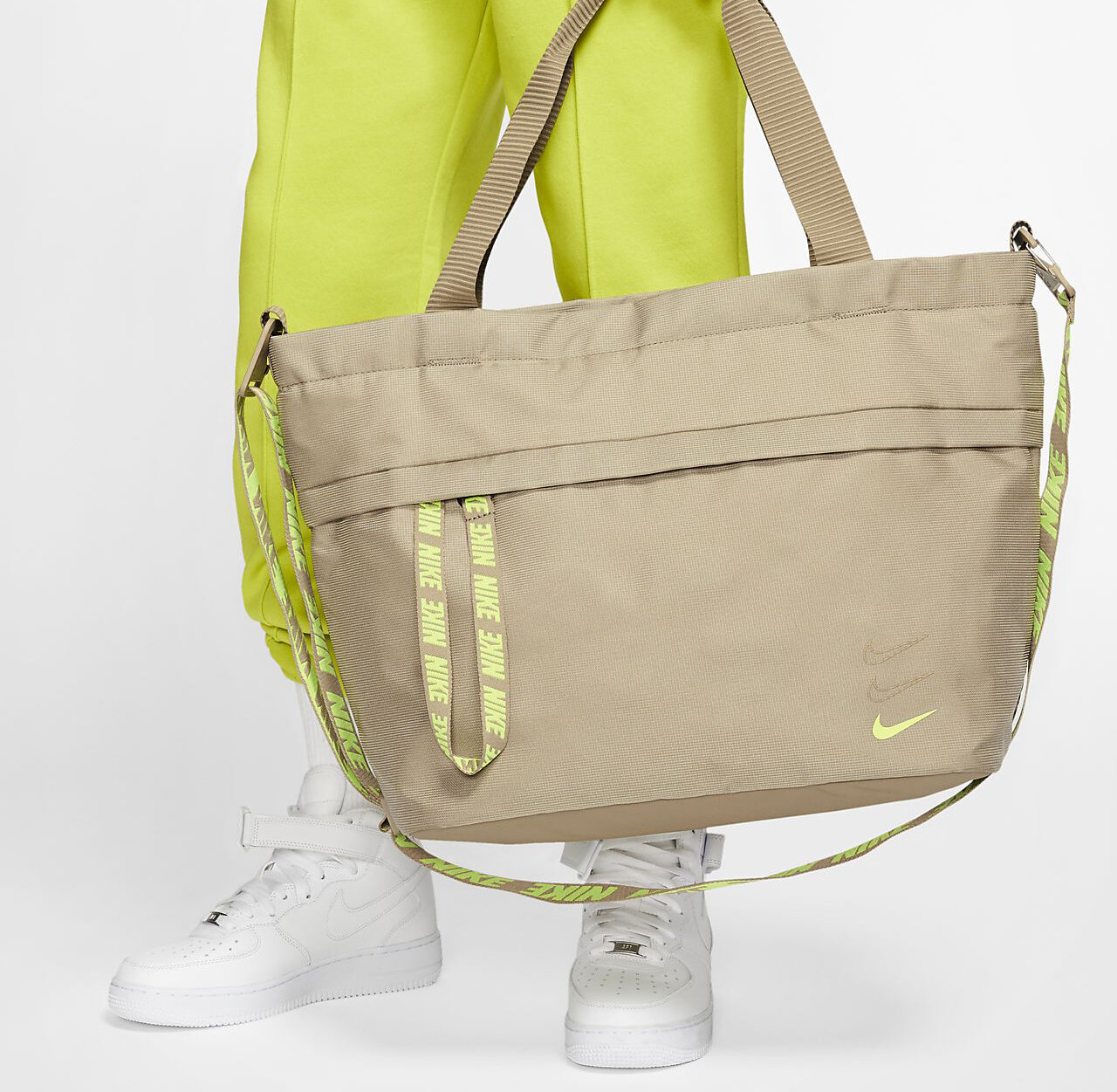 sportswear-essssentials-tote-8R21kq_2.jpg