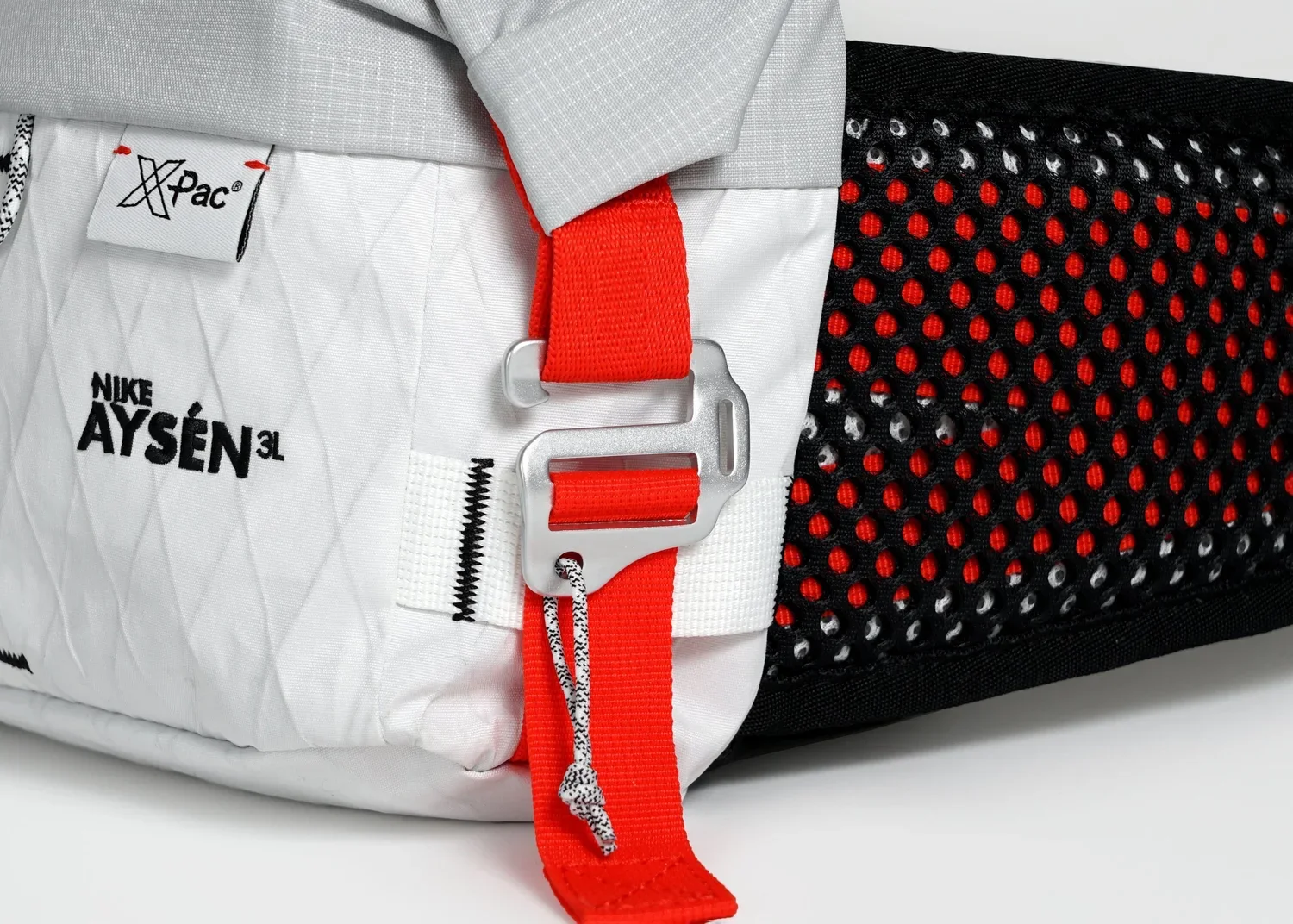 ACGWaistpack_G-hookDetail_Landscape_Lighter_Cropped.jpeg.webp