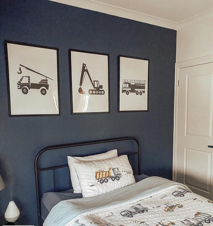 @emmak_wellness thoroughly prepared her 2 year old for transition into his big boy bed, so no surprise it was a very smooth transition. Check her account for ideas! I am so happy her son loves @cars.for.mars prints and shows them to everyone who come