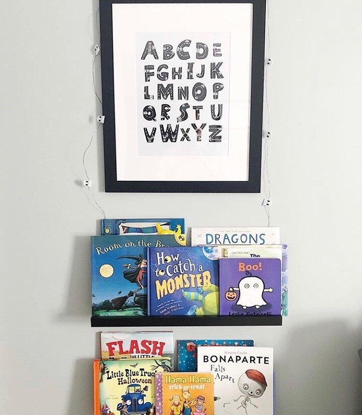 The reading corner needs its own alphabet! @ecblondes found a perfect placement for the #ABCprint. How many of these books have you read?⁠
.⁠
.⁠
.⁠
.⁠
.⁠
#carsformars #nurseryinspiration #nurserywallart #boyroomdecor #blackandwhitenursery #scandinavi