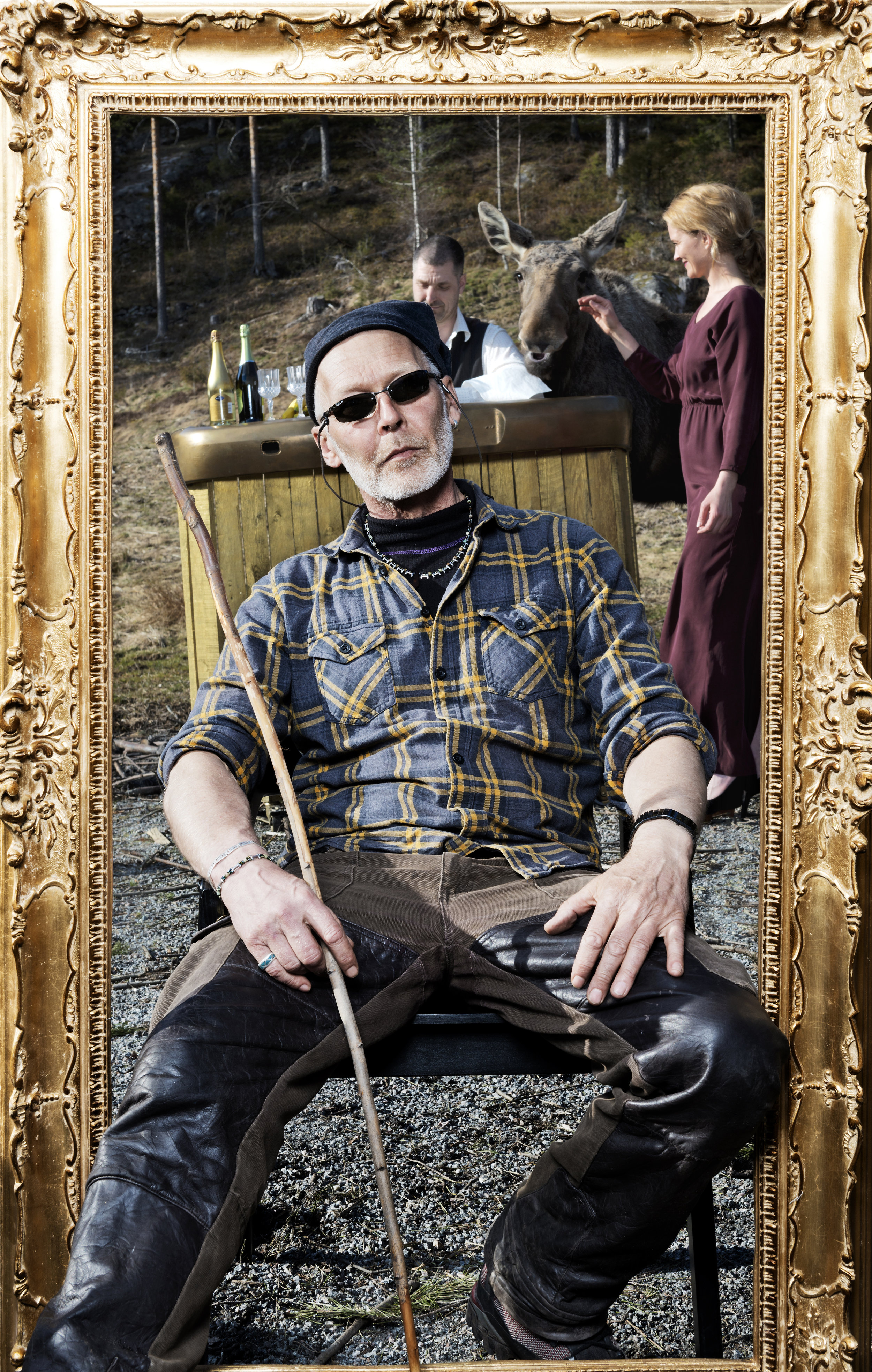 Fra Elgtun. Iscenesatt gullbar med elg og elgrøkter Per Axel Johanson i gullramme. foto Jacob Buchard.