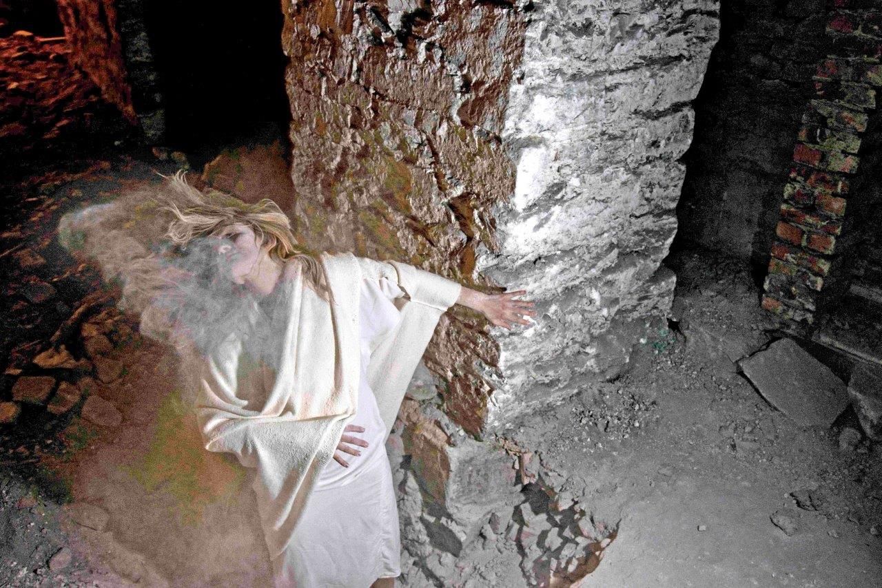 Foto: Jacob Buchard. Fra “Not just an angel” i Kristiansand Domkirke. Bildet er tatt fra kjelleren. Kostymet er laget av min skjønne søster Veronica B Vallenes.