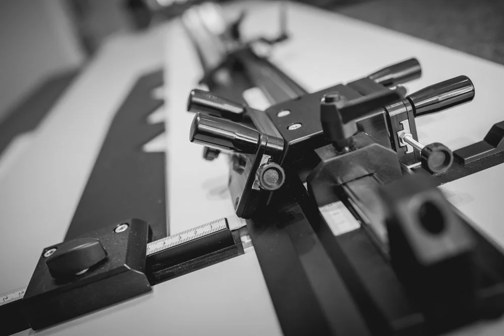 Dieser hochpräzise Passepartout-Schneider kostet mehr als so manches Leica Objektiv!
