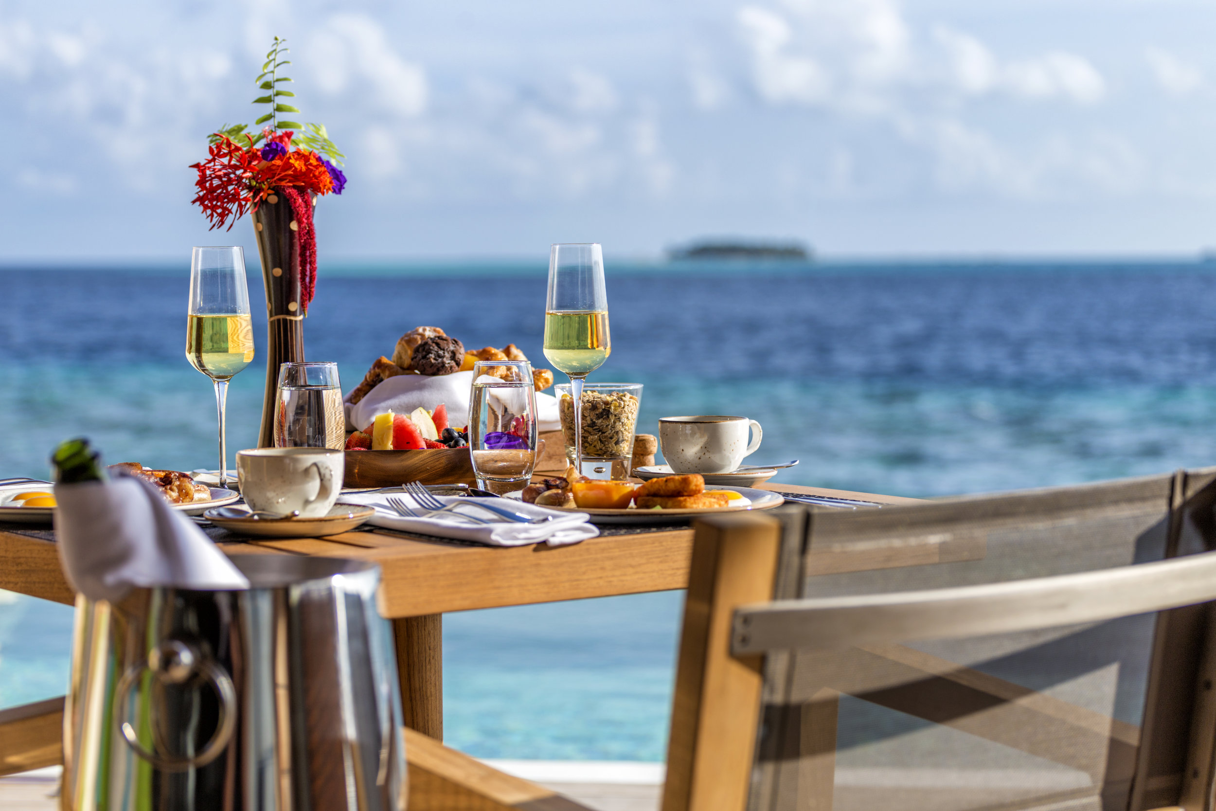 Беречь завтрак. Столик у моря. Завтрак у моря. Завтрак с видом на море. Столик с видом на море.