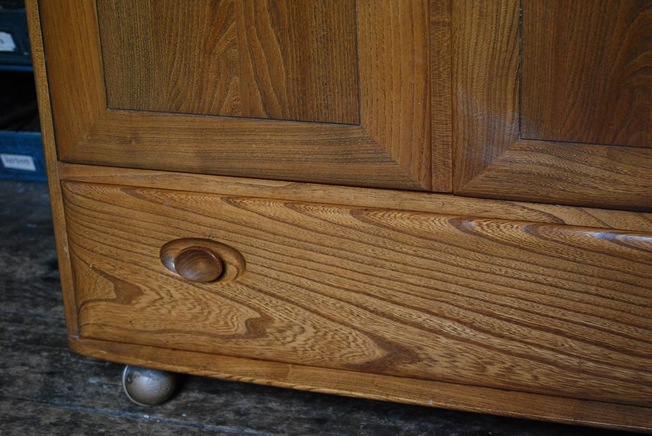 Ercol sideboard elm gplanera DSC_0983a.JPG