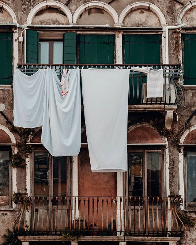 Drying Laundry
.
.
.
#laserenissima #nikond500 #nikonfrance #artphotography #photographyislife #bellaitalia #travelitaly #ig_italia #featureshoot #photographylovers #brownish #venise #nikonitalia