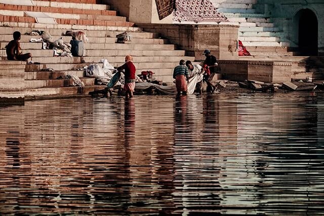 Workers doing laundry in the Ganges river | Varanasi
.
.
.
#feelitshootit #reflection #artphotography #ganges #banaras #incredibleindia #ghatsofvaranasi #theimaged #theworldshotz #reflectiongram #traveltheworld #reflections #indiatravelgram #natgeoyo