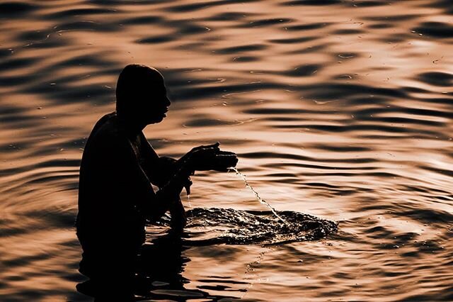 Sacred connection with the Holy Ganges rivers.
.
.
.
#youmustsee #seetheworld #exploremore #feelitshootit #artphotography #globalhotshotz #incredibleindia #photographyeveryday #theworldshotz #traveltheworld #smugmug #indiatravelgram #natgeoyourshot #