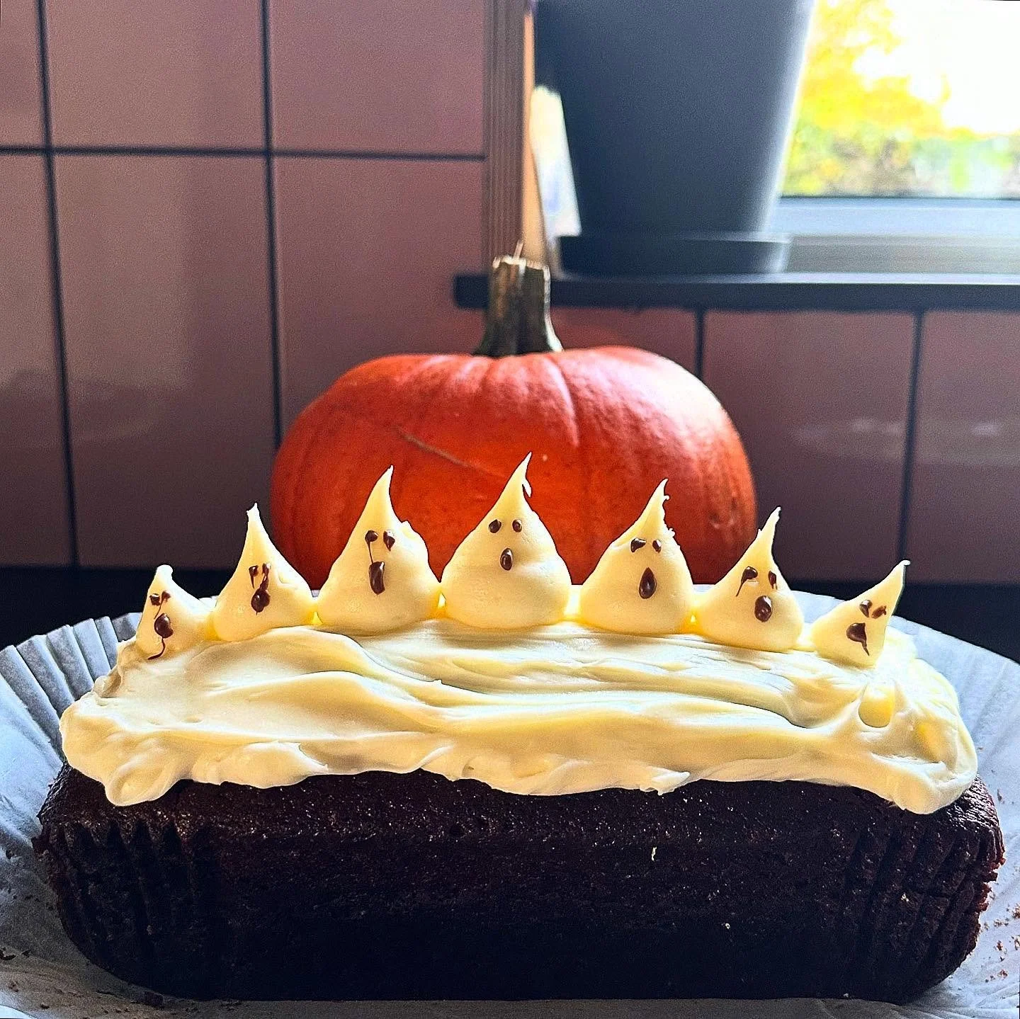 Come on 😏 we aren&rsquo;t funpires 🧛&zwj;♂️ 
@onebyonedental ♾ we know you and the kids have loads of sweets 🍬 cake 🧁 and chocolate 🍫 from your #halloween 🎃👻 fun 
We want to keep your Smile 😃 
So please...
Try not to eat them all in one go
Ke