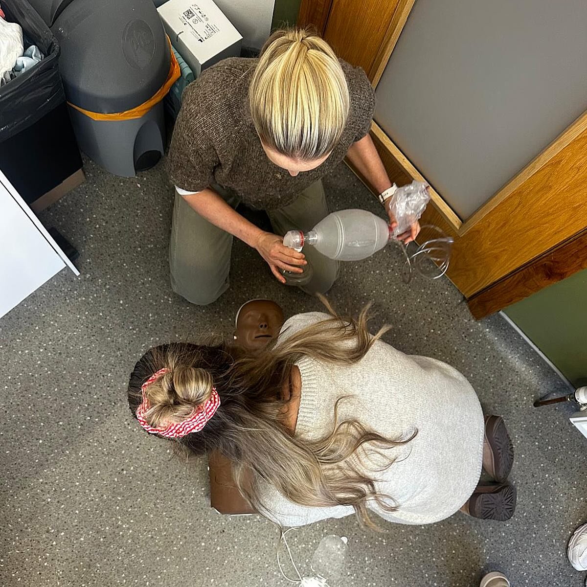 Just a Team that trains together, learns together, and looks out for each other 💙
Our entire @onebyonedental ♾️ Team completed CPR &amp; ILS training 💓 today (immediate life support)
So you know you&rsquo;re in safe hands 👌👍🏻
.
.
.
.
.
.

#TeamW