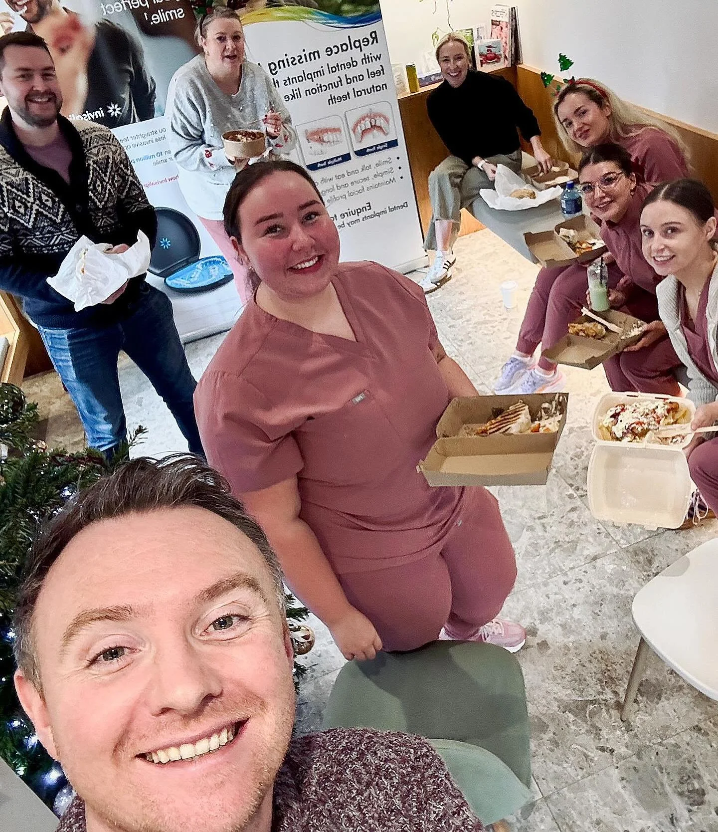 Our amazing Team @onebyonedental ♾️ Stranmillis 📍 having a final Christmas in-house lunch 🙌🙌🙌
#teamworkmakesthedreamwork 

Have a great Christmas everyone! 🙏 🎄 🎅🏻