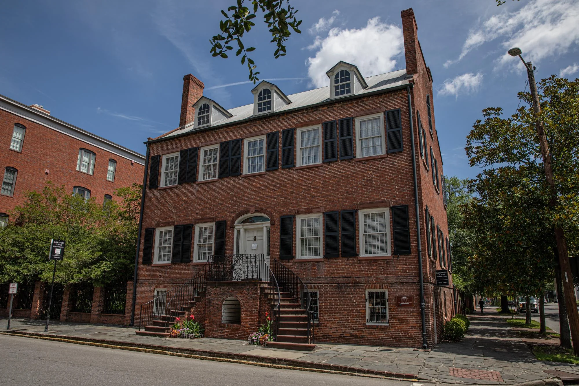 The Davenport house Master builder Isaiah Davenport, a native of New England, designed and built the Federalist style home as a dwelling for his growing household as well as a demonstration of his building skills in 1820-1821.