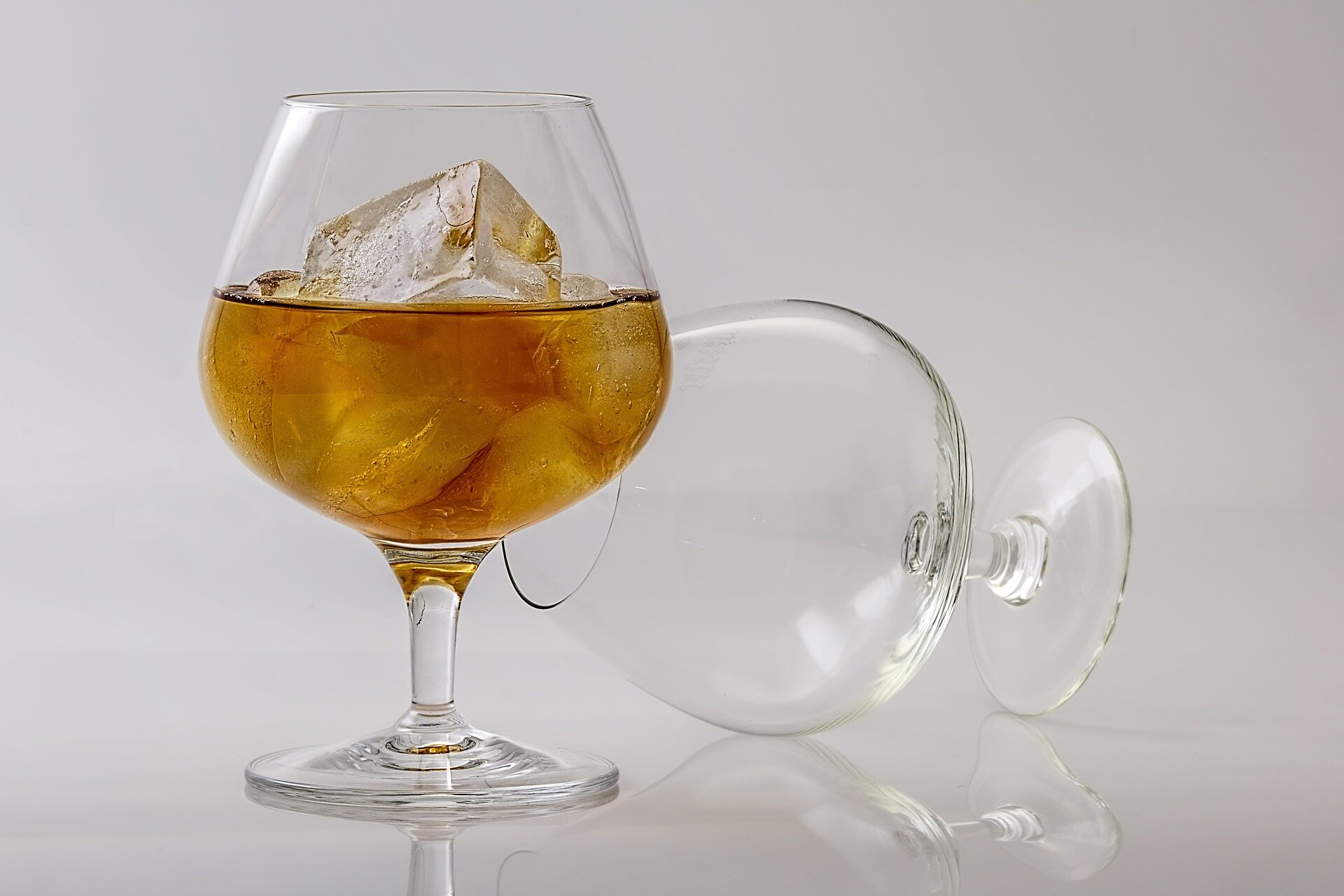 Clear Ice Cubes Using a Tray in a Cooler - Alcademics