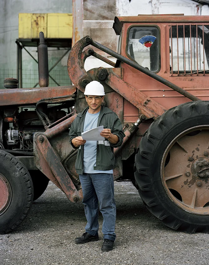 Nenea cu tractor.jpg