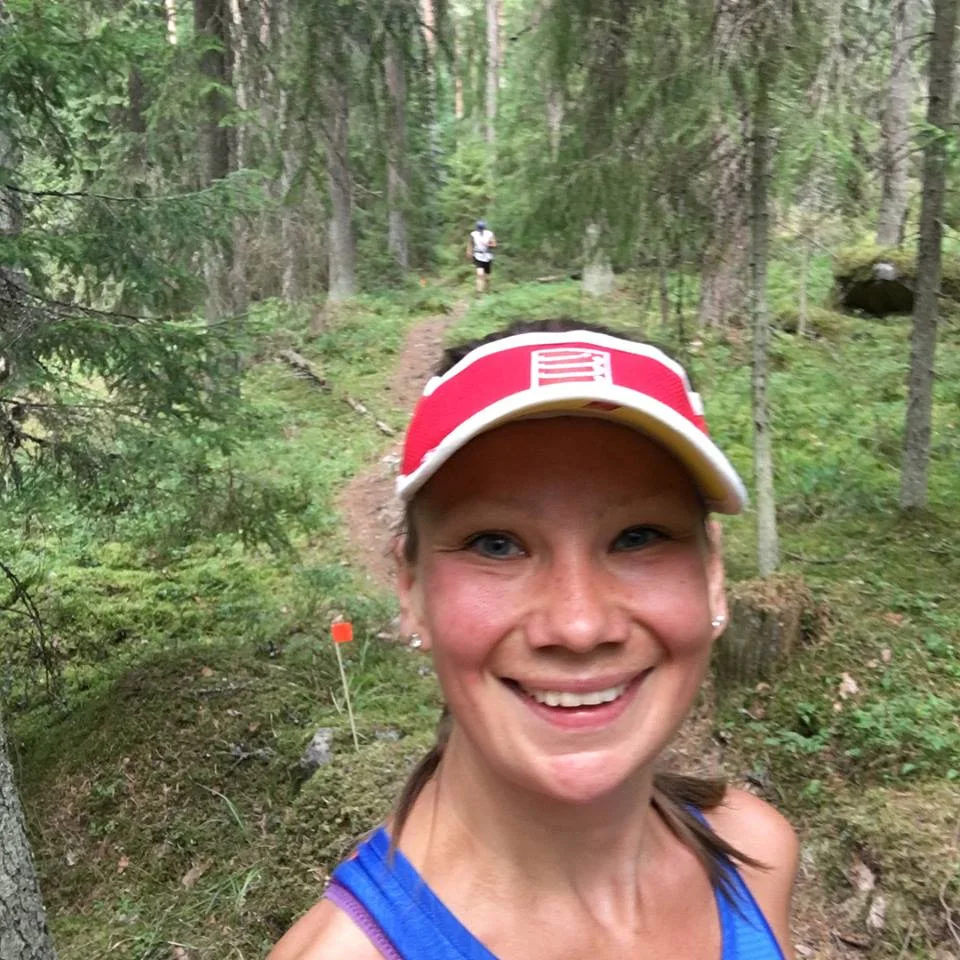 Tiina Pyttynen kävi kisa-aamuna varmistamassa, että reittimerkinnät ovat paikallaan