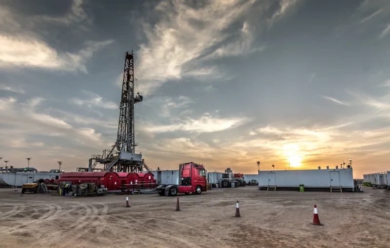 Drilling rig sunset in Basra.jpg