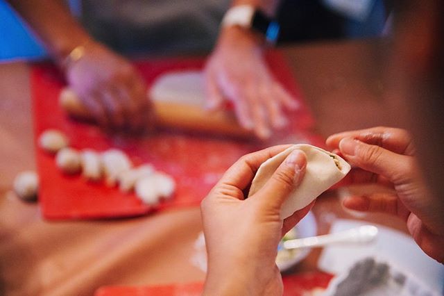 Throwback to our first ever dumpling class and 4-course dinner with @oramasamadumplings . 
We were so excited to try out our idea of combining a cooking class with a more formal sit-down dinner afterwards. 
I had just returned from Mexico City and wa